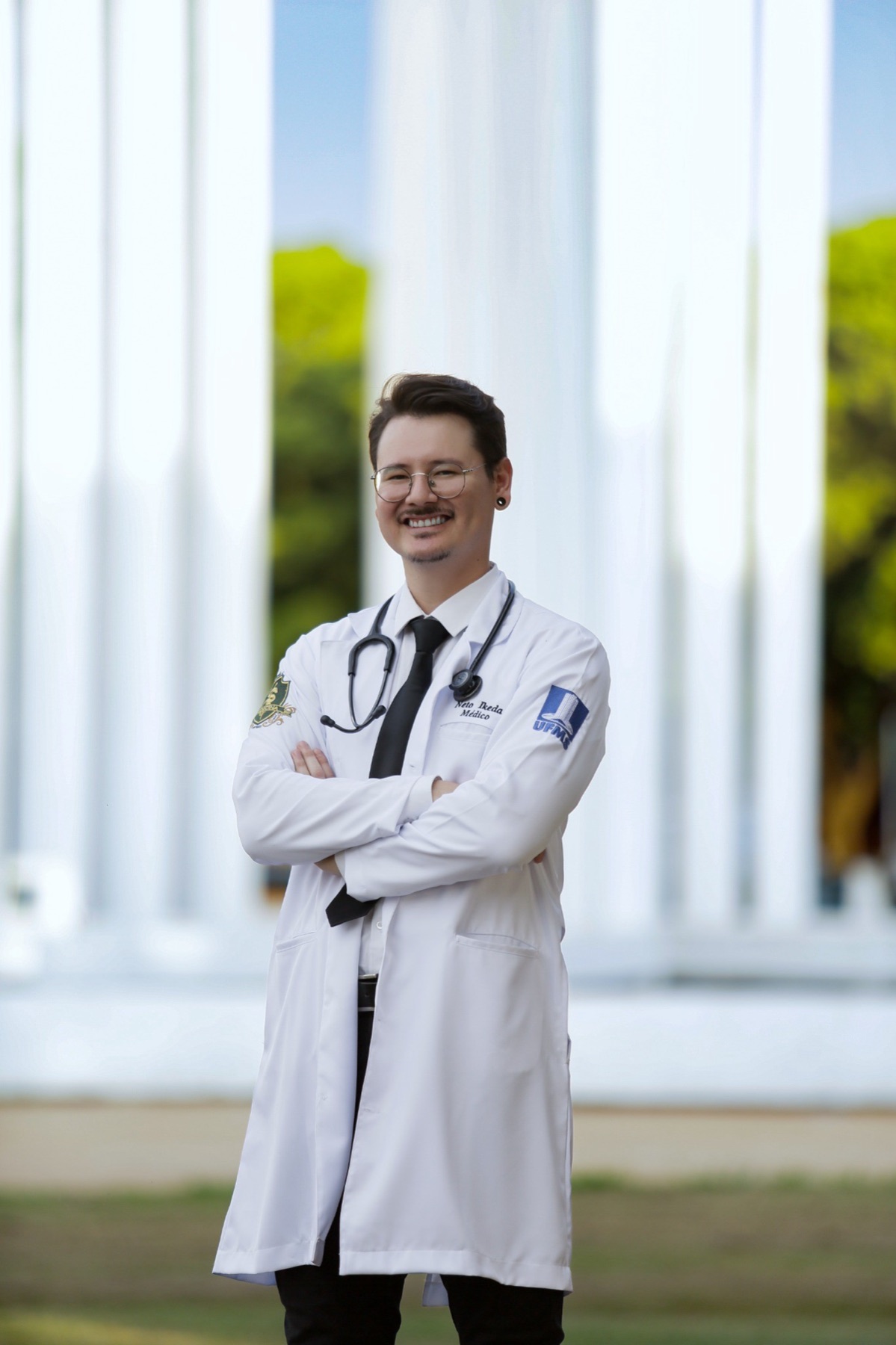 Dr. Ikeda Neto, médico de família e comunidade, de jaleco e estetoscópio