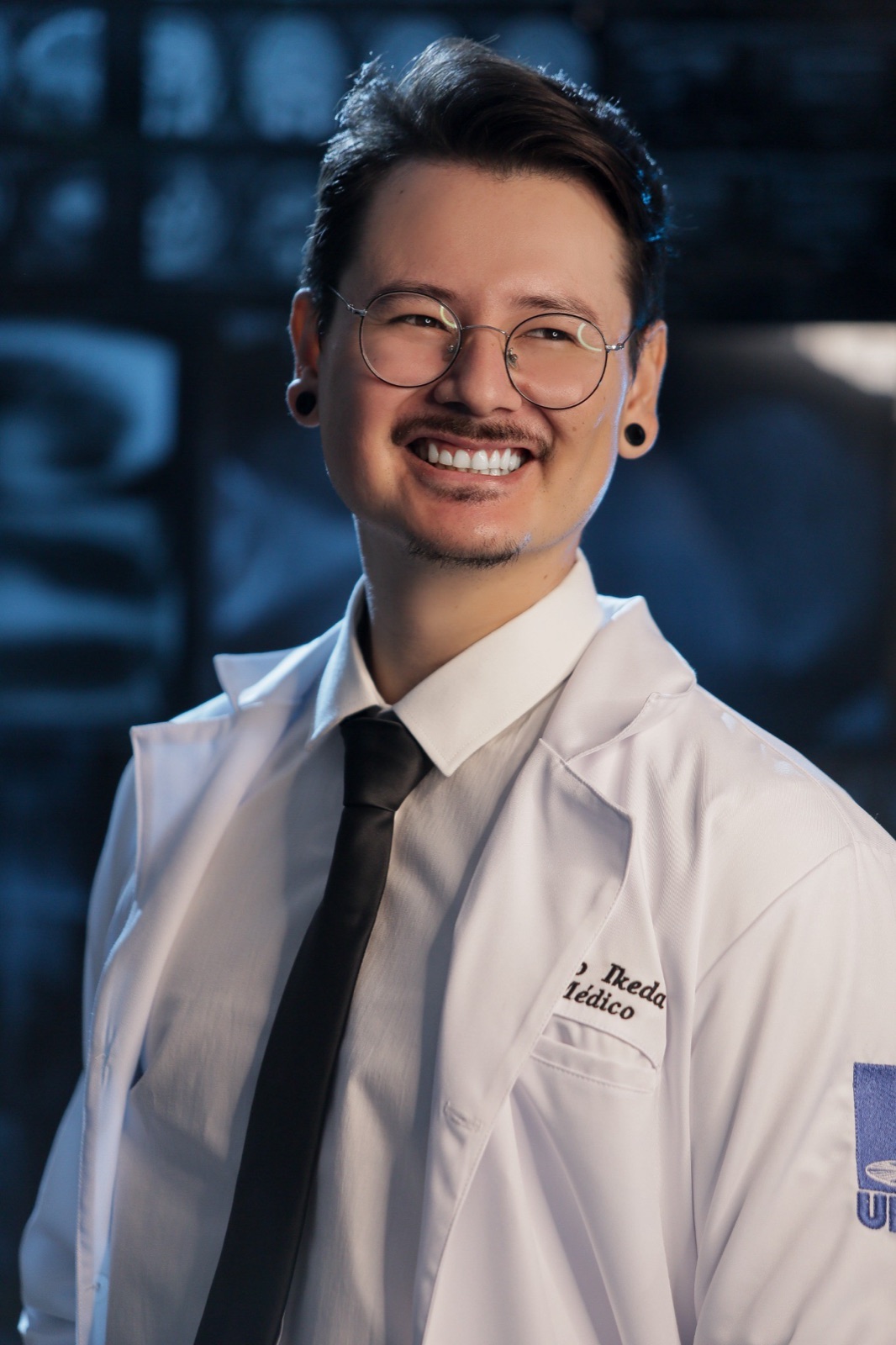 Retrato do Dr. Ikeda Neto, de jaleco branco
